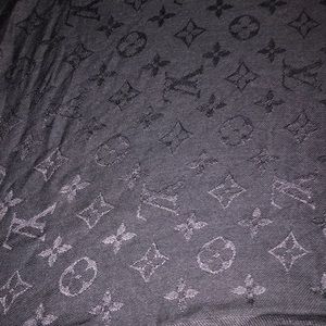 Louis V scarf 60 % silk 40 %wool